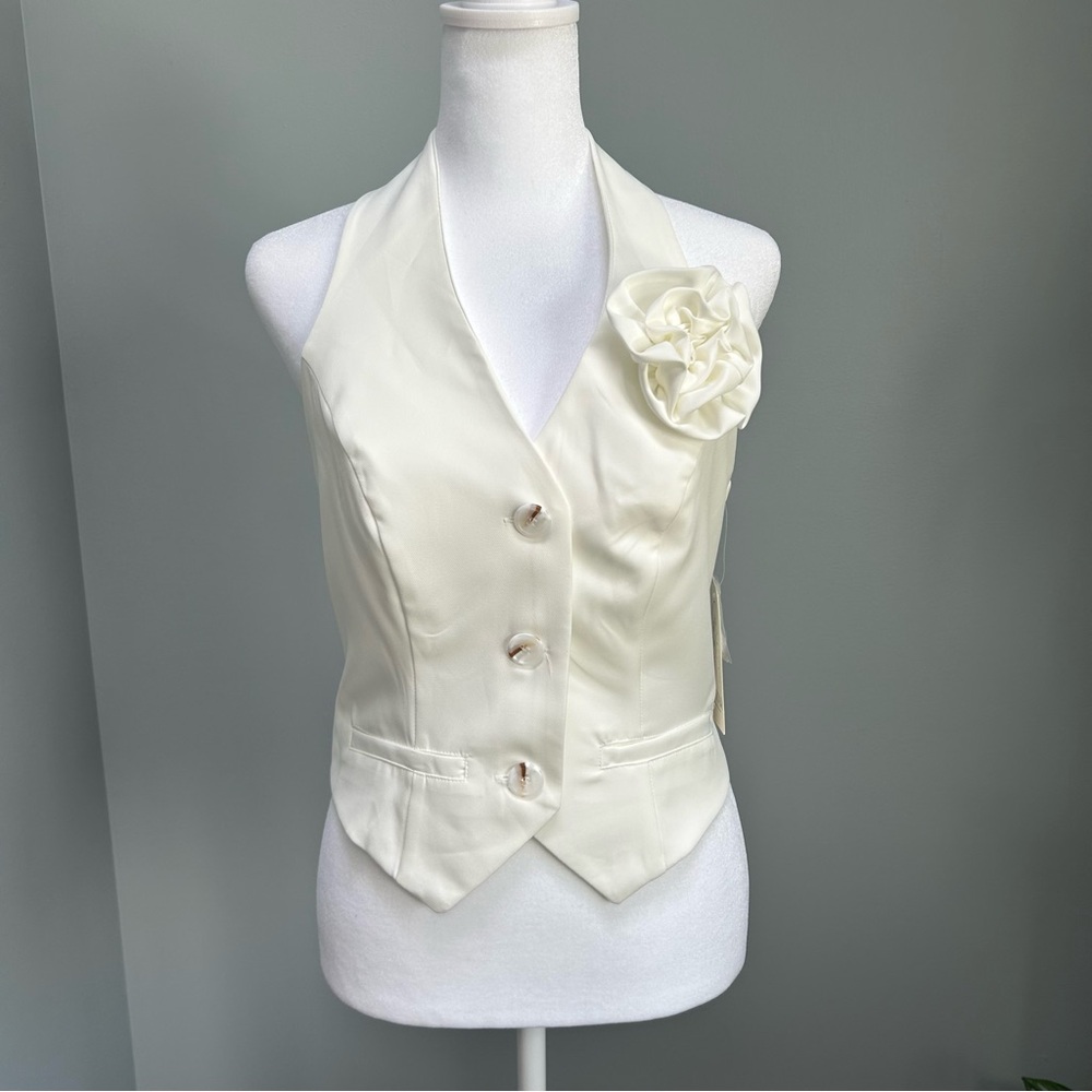 Lily Star size M off white vest with floret